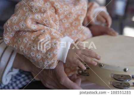 嬰兒的手觸摸樂器 嬰兒的手觸摸樂器 108551283