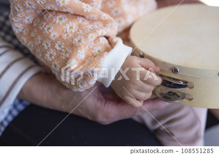 嬰兒的手觸摸樂器 108551285