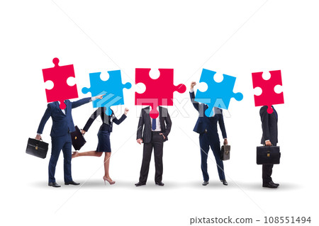 Concept of business people and jigsaw puzzle 108551494