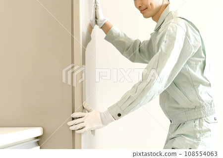 檢查冰箱的男工人 檢查冰箱的男工人 108554063