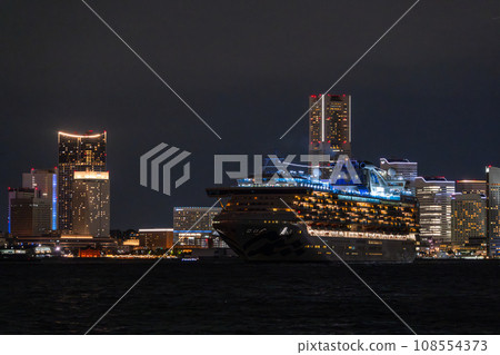 [Kanagawa Prefecture] Departing luxury cruise ship and night view of Yokohama 108554373
