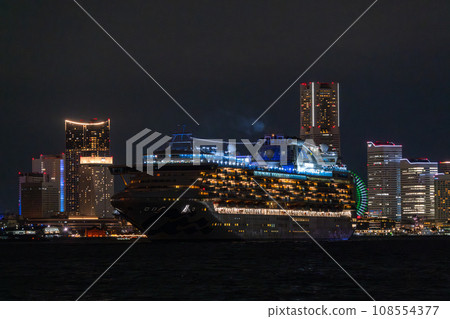 [Kanagawa Prefecture] Departing luxury cruise ship and night view of Yokohama 108554377