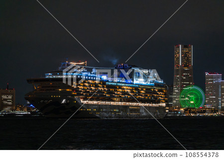 [Kanagawa Prefecture] Departing luxury cruise ship and night view of Yokohama 108554378