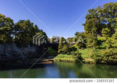 Imperial Palace main gate iron bridge (Nijubashi) Chiyoda-ku, Tokyo 108555167