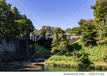 Imperial Palace main gate iron bridge (Nijubashi) Chiyoda-ku, Tokyo 108555168