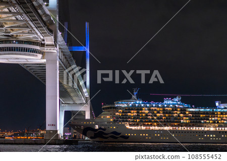 [Kanagawa Prefecture] Departing luxury cruise ship and Yokohama Bay Bridge 108555452