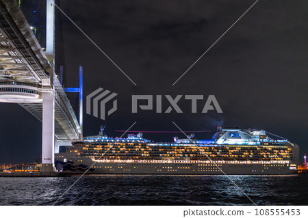 [Kanagawa Prefecture] Departing luxury cruise ship and Yokohama Bay Bridge 108555453