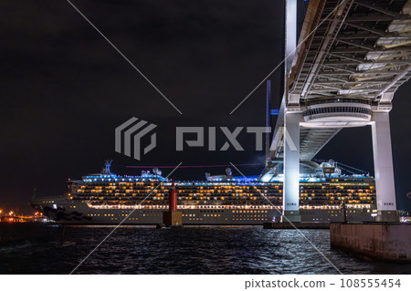 [Kanagawa Prefecture] Departing luxury cruise ship and Yokohama Bay Bridge 108555454