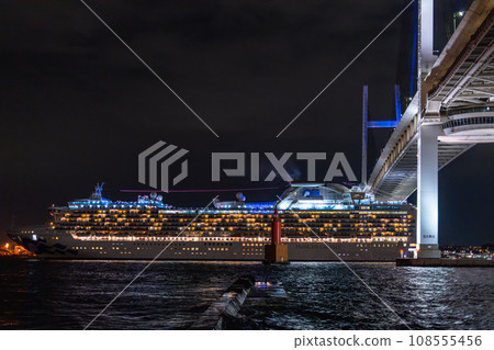 [Kanagawa Prefecture] Departing luxury cruise ship and Yokohama Bay Bridge 108555456