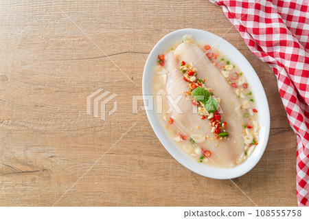 Steamed Fish in Spicy Lemon Sauce 108555758