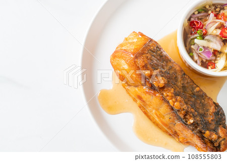 fried snapper fish with fish sauce and spicy salad 108555803