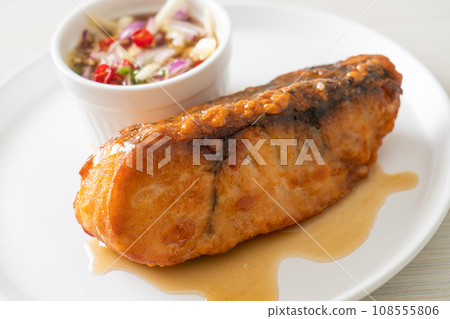 fried snapper fish with fish sauce and spicy salad 108555806