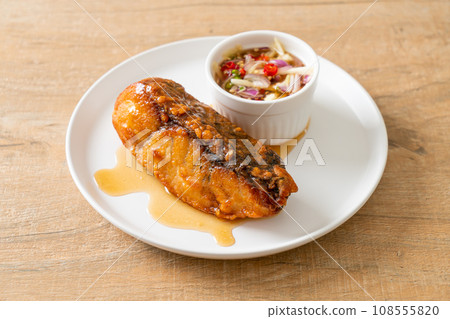 fried snapper fish with fish sauce and spicy salad 108555820