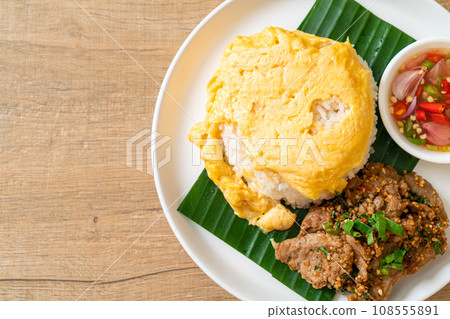 egg on topped rice with grilled pork and spicy sauce 108555891