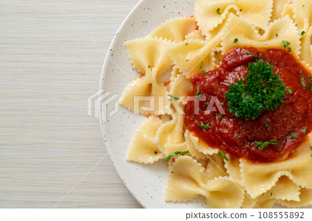 farfalle pasta in tomato sauce with parsley farfalle pasta in tomato sauce with parsley 108555892
