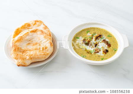 Afghani chicken in green masala curry or Hariyali tikka chicken hara masala with roti or naan bread 108556238