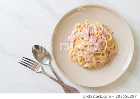 spaghetti white cream sauce with ham 108556297