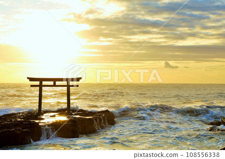 First sunrise from Oarai Isosaki Shrine, Ibaraki Prefecture 108556338