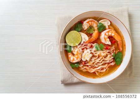 instant noodles ramen in spicy soup with shrimps (Tom Yum Kung) 108556372