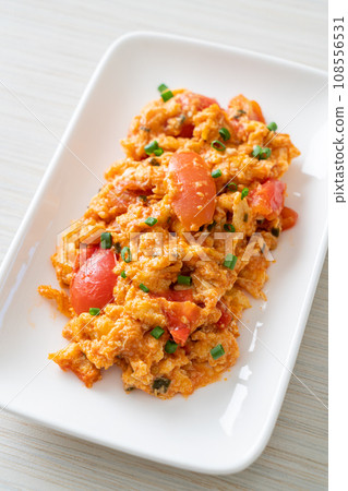 Stir-fried tomatoes with egg or Scrambled eggs with tomatoes 108556531