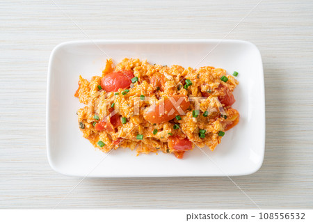 Stir-fried tomatoes with egg or Scrambled eggs with tomatoes 108556532