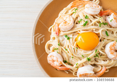 spaghetti white cream sauce with shrimps and egg yolk 108556688