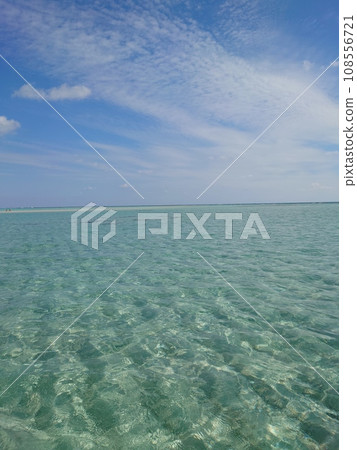 Blue sky and sea of the southern island 108556721