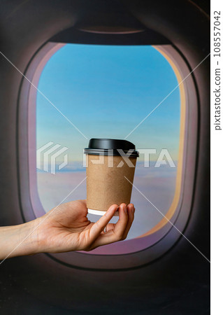 hand holding hot coffee in takeaway glass 108557042