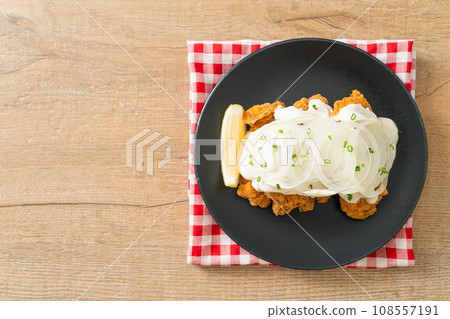 Snow Onion Chicken or Fried Chicken with Creamy Onions Sauce Snow Onion Chicken or Fried Chicken with Creamy Onions Sauce 108557191