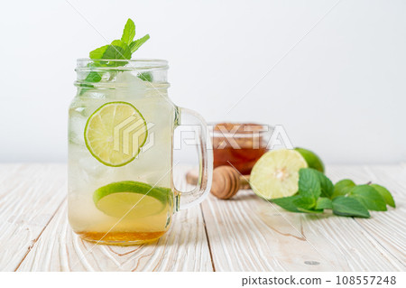 iced honey and lime soda with mint 108557248