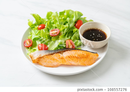 grilled salmon fillet steak with salad 108557276