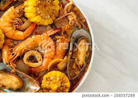 spicy barbecue seafood - shrimps, sqiud, mussel 108557289