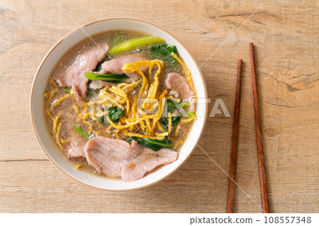 Crispy noodles with Pork in Gravy Sauce Crispy noodles with Pork in Gravy Sauce 108557348