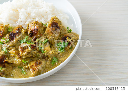 Afghani chicken in green curry or Hariyali tikka chicken hara masala with rice 108557415