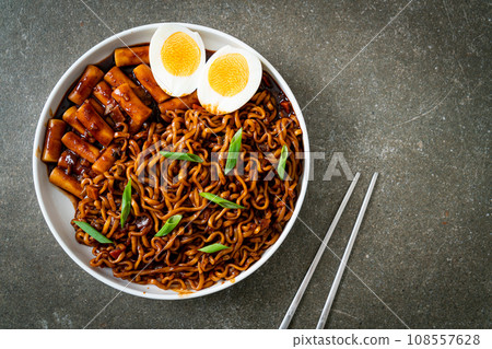 Jjajang Rabokki - Korean instant noodles or Ramyeon with Korean rice cake or Tteokbokki and egg in black bean sauce 108557628