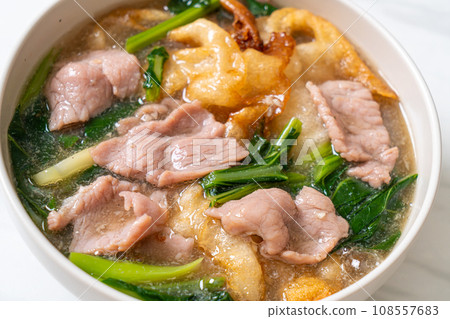 Noodles with Pork in Gravy Sauce 108557683