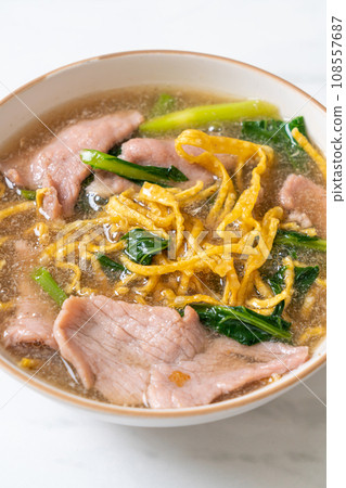 Crispy noodles with Pork in Gravy Sauce 108557687