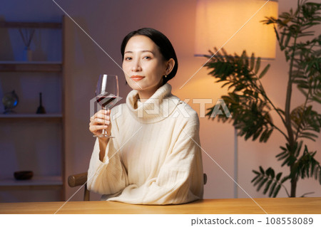 Woman drinking red wine　 108558089