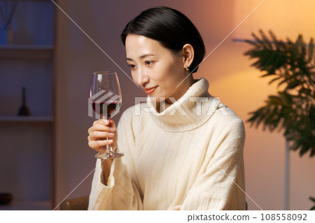 Woman drinking red wine　 108558092
