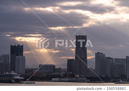 [Kanagawa Prefecture] Yokohama Minato Mirai evening view/Angel's Ladder 108558981