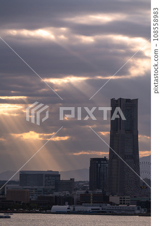 [Kanagawa Prefecture] Yokohama Minato Mirai evening view/Angel's Ladder 108558983