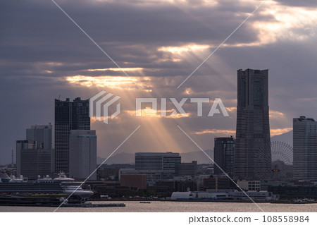 [Kanagawa Prefecture] Yokohama Minato Mirai evening view/Angel's Ladder 108558984