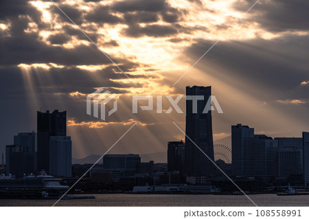 [Kanagawa Prefecture] Yokohama Minato Mirai evening view/Angel's Ladder 108558991