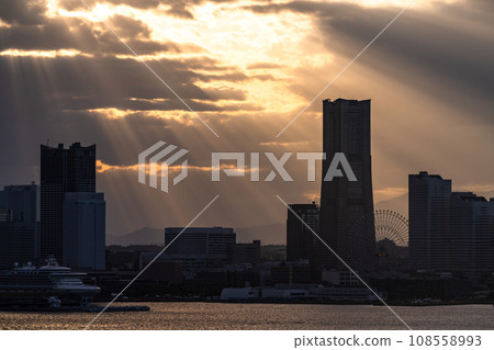 [Kanagawa Prefecture] Yokohama Minato Mirai evening view/Angel's Ladder 108558993