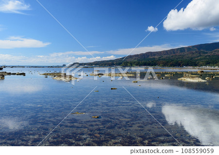 Unosaki coast on a clear day, Hokakejima seen in the distance, Oga Peninsula, Akita Prefecture 108559059
