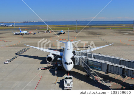 準備起飛的客機裝載貨物,連接登機橋 準備起飛的客機裝載貨物,連接登機橋 108559690