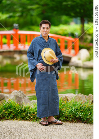 穿著和服旅行的老人 108559886