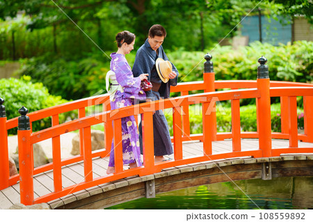 Senior couple traveling in kimono 108559892
