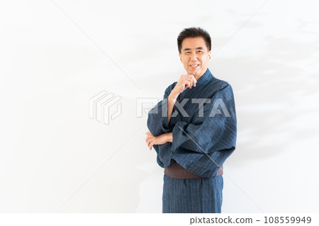 穿著日本衣服的老人 108559949