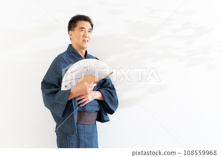 Senior man wearing Japanese clothes 108559968